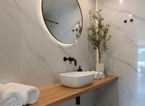 Luxe badkamer met waskom en marmerlook